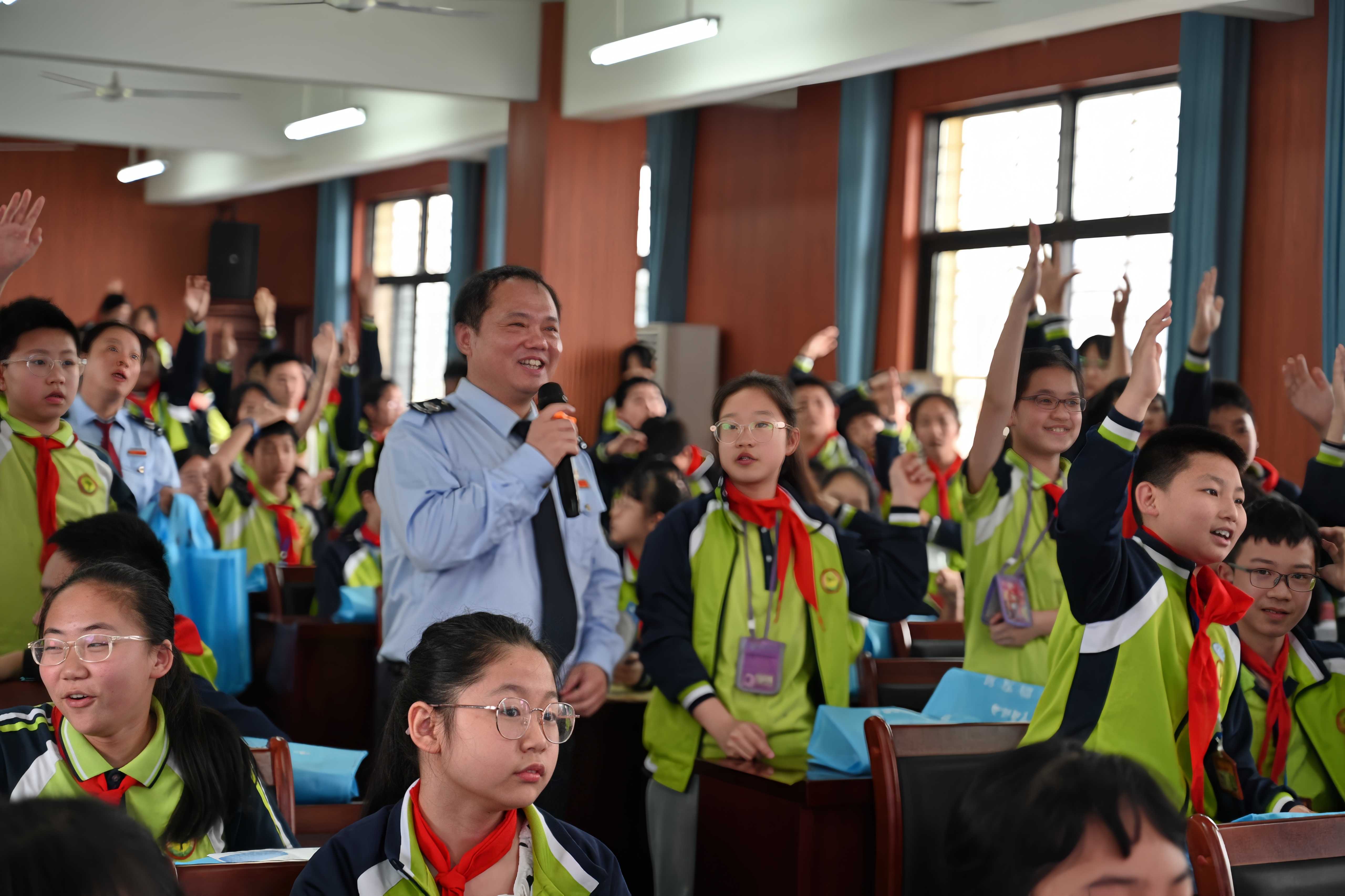 国家税务总局兴安县税务局税务干部走进兴安县第一小学为学生普及税法知识3 黄雅慧 (摄).jpg