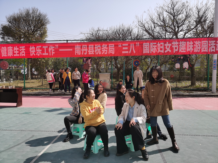 8.女干部职工争先恐后在晚抢凳子游戏.png