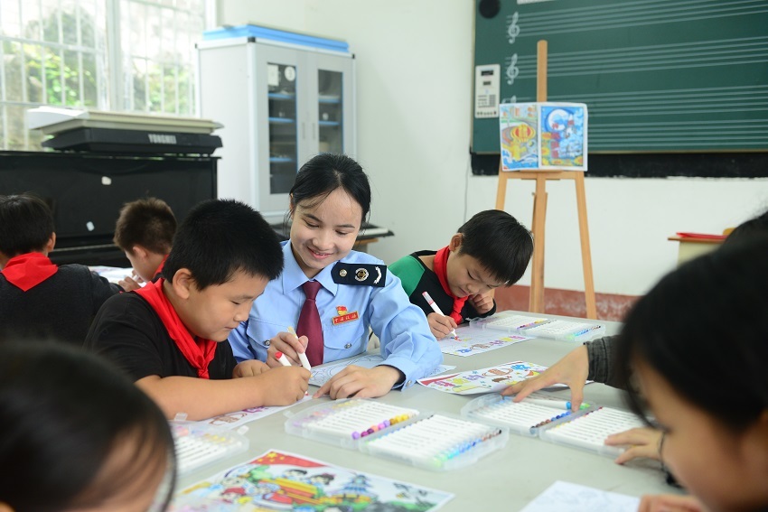 税务干部们与学生们“添彩加色”,把“同心圆”画在各族青少年的心中1。陈惠芳摄.jpg