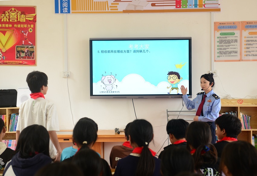 在税宣普法微课堂上,“税法小老师”以“一问一答”互动方式让学生们直观理解“税能量”与社会发展的紧密联结2。陈惠芳摄.jpg