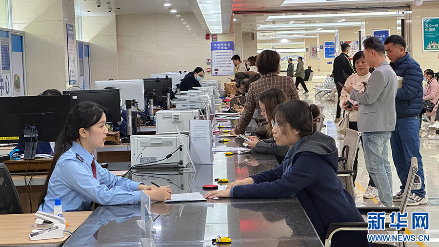 南宁市民中心办理业务,工作人员耐心指导。牙举成 摄.png