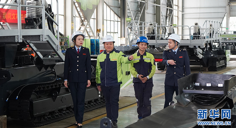 税务部门到广西美斯达工程机械设备有限公司调研。牙举成 摄.png