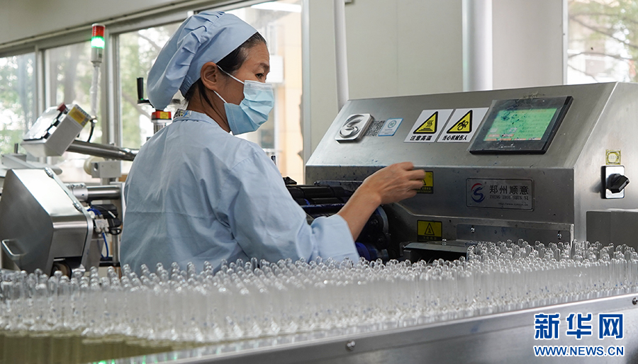 广西白云山盈康药业有限公司车间里,员工正在操作生产设备。牙举成 摄.png